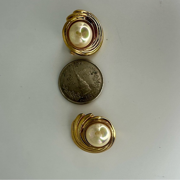 Vintage Chunky Pearl Gold-Tone Conch-Style Round Statement Costume Clip Earrings - Picture 8 of 8